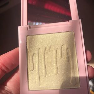 Kylie Cosmetics “Quartz” Kylighter